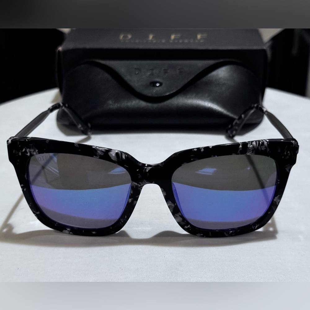 DIFF EYEWEAR MIRRORED  BELLA POLARIZED BW BU10P Bluish-Purple Tint Lense